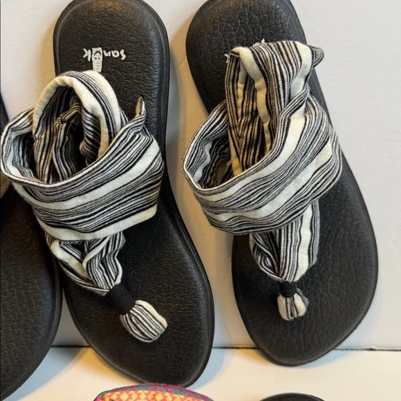 Sanuk Sandals 4 pair - Picture 4 of 5